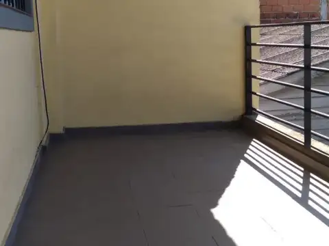 Venta en Block 2 Locales + 2 Deptos de 3 Ambientes + Cochera