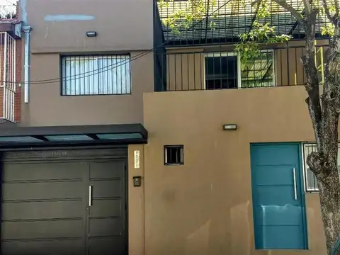 VENTA - Casa 5 Amb. en Beccar, 3 Plantas, Pileta y Cochera