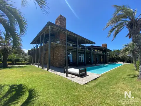 Casa 8 ambientes con 7 baños