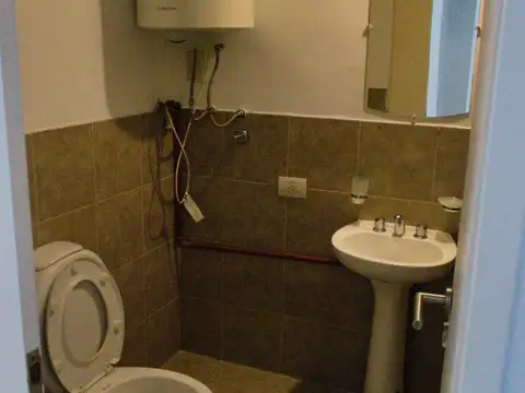 2 ambientes al frente con balcón