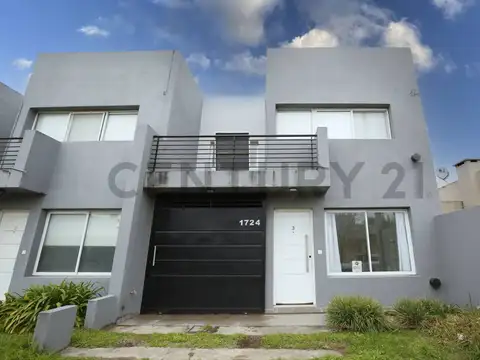 Dúplex en alquiler en City Bell de 3 dormitorios con parque, cochera y parrilla