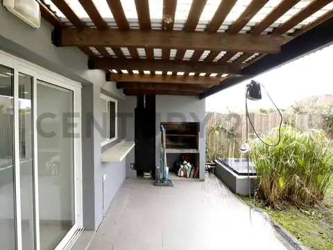 Dúplex en alquiler en City Bell de 3 dormitorios con parque, cochera y parrilla