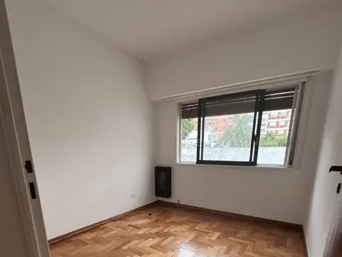 Debenedetti 1400, Piso 1