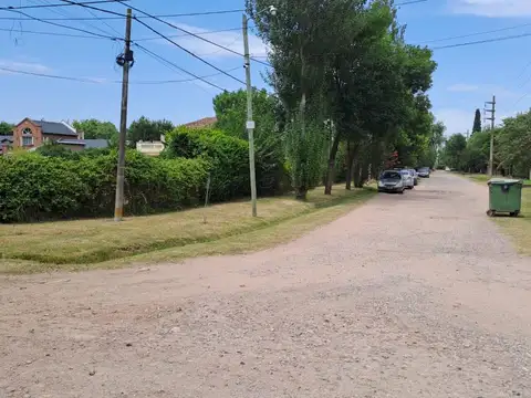 AMPLISIMO LOTE EN ESQUINA BARRIO LOS AROMOS  ROLDAN 