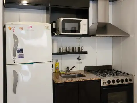 EXCELENTE MONOAMBIENTE AMUEBLADO AL FRENTE CON BALCÓN