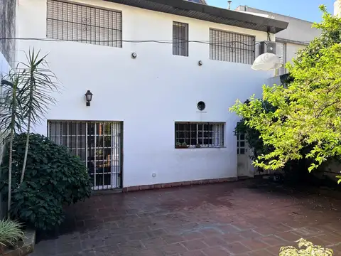 IMPONENTE CASA 6 AMB. c/ COCHERA,  JARDIN y QUINCHO