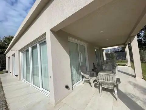 Saravi village, casa 3 dormitorios en suite, jardin, seguridad.