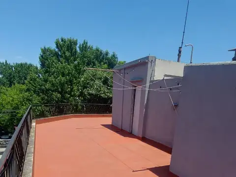 Piso al frente entrada indep.  sin expensas - 4 amb. balcon y terraza propia - muy buen estado general