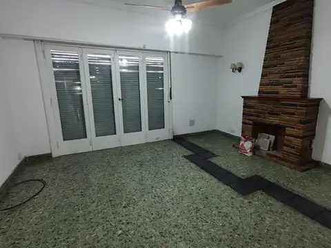 PH de 3 ambientes en impecable estado con galpón de 4x26 - Sarandí