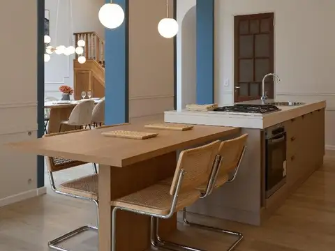 CASA DE 4 DORMITORIOS CON COCHERA Y JARDIN