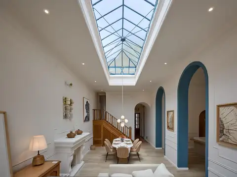 CASA DE 4 DORMITORIOS CON COCHERA Y JARDIN