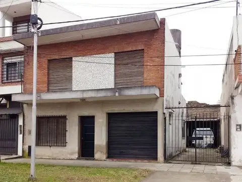 Casa 3 ambientes de dos pisos con local y galpón!