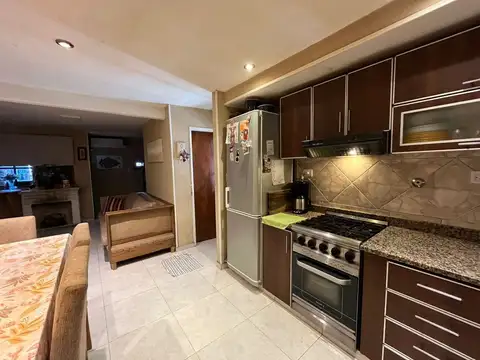 Casa duplex en VENTA 5 AMB. CON QUINCHO Y PILETA