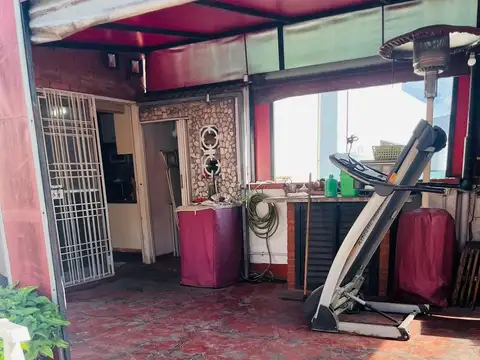 Casa 7 ambientes con 2 baños