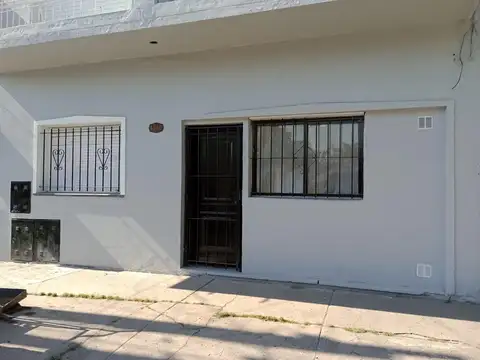 Casa al frente de tres ambientes con patio