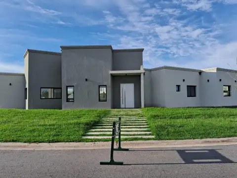 Excelente casa en planta baja, Barrio San Felipe
