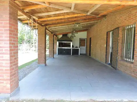 Casa 8 ambientes con 2 baños