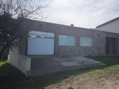Casa con pileta en Barrio Las Cascadas, Carpintería