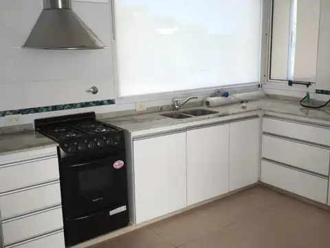 Casa con pileta en Barrio Las Cascadas, Carpintería
