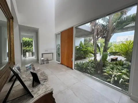 Casa en Alquiler en Barbarita, USD 4.800