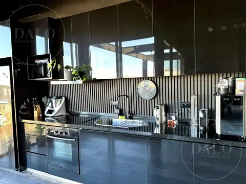 Casa en Alquiler con 14 cocheras