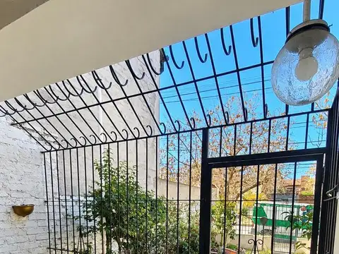 Casa 6 ambientes con 2 baños