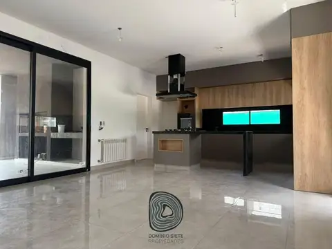Casa 9 ambientes con 3 baños