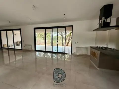 Casa en Venta con 4 cocheras