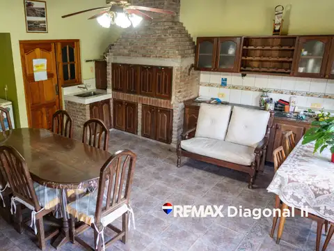 Casa 4 ambientes con 2 baños