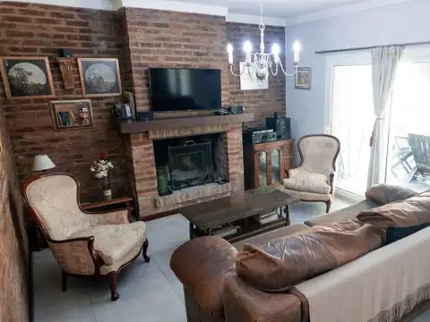 Casa 6 ambientes con 5 baños