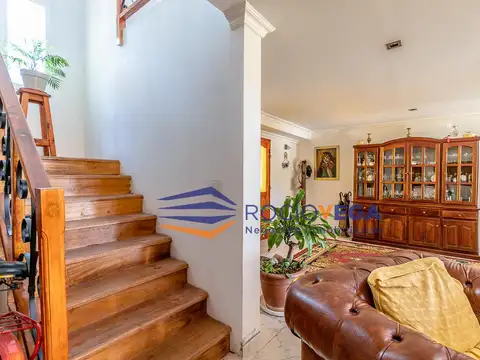 Casa en Alquiler con 2 cocheras