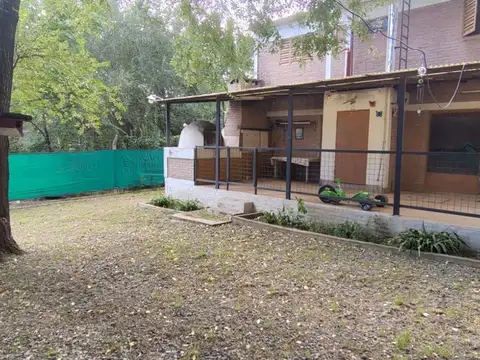 Casa 6 ambientes con 2 baños
