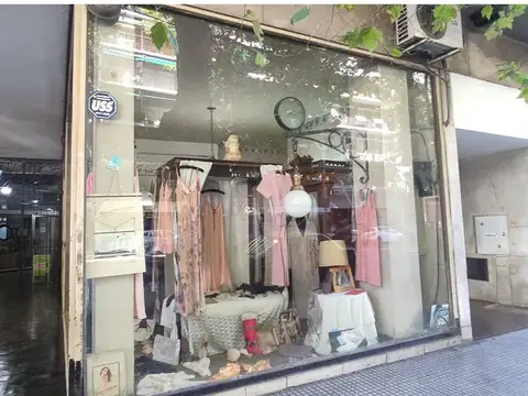 EXCELENTE LOCAL A LA CALLE SOBRE AVENIDA
