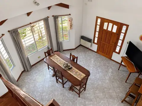 Casa 4 ambientes con 2 baños