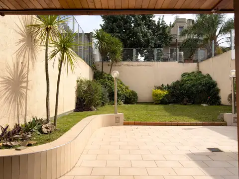 Casa lote de 8.66 x 31 mts , 270 m2 , fondo jardín , 5 amb