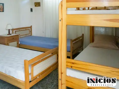 Hermoso Chalet con Amplios Dormitorios - C399
