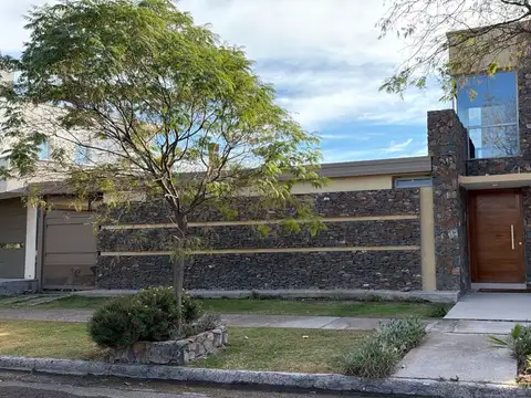 Exclusiva Casa en Venta en La Barraca - Guaymallen