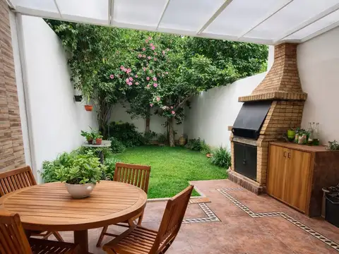 Casa 4 ambientes con jardin, terraza y entrada de auto