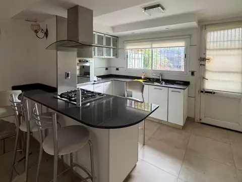 Casa en Alquiler con 1 cochera