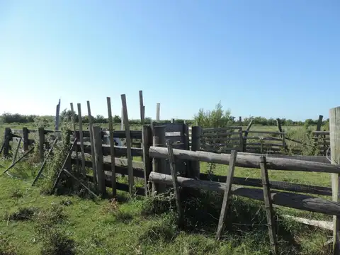 Chacra con casa y galpón, costa con arroyo Valdez