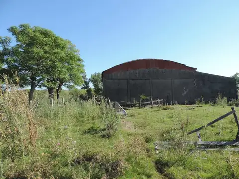 Chacra con casa y galpón, costa con arroyo Valdez