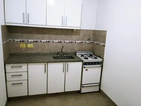 PH Planta Baja 2 ambientes con patio, sin expensas, excelente zona. la unodad se desocupa el 3/8.