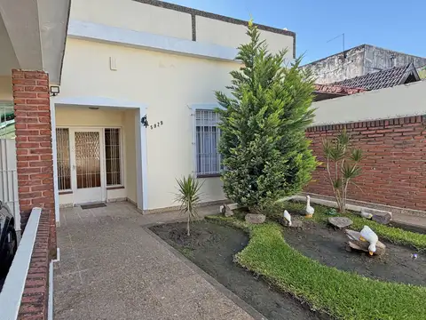 CASA MULTIFAMILIAR 3 AMBIENTES EN VILLA BALLESTER PROXIMO A PLAZA ROCA