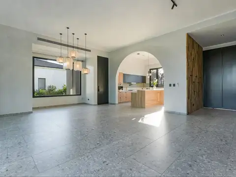 Casa 5 ambientes con 4 baños