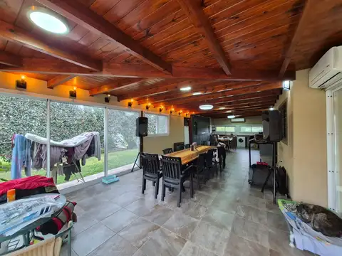 Casa 12 ambientes con 4 baños