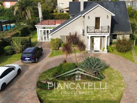 Casa en Venta con 2 cocheras