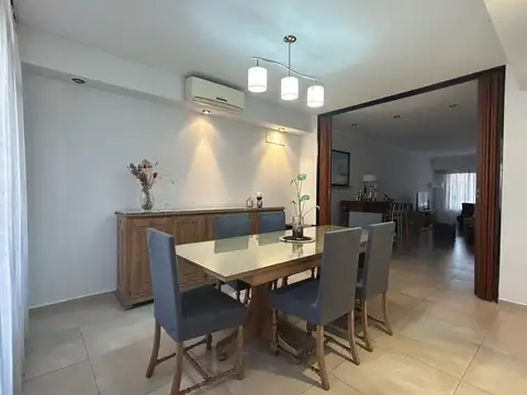 Venta casa 4 ambientes Villa Raffo pileta y jardín