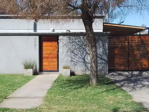 VENTA/PERMUTA - Casa de 2 dormitorios con cochera y jardin. Fisherton, Rosario.