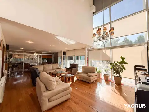 Casa en Venta con 4 cocheras