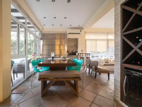 Casa 10 ambientes con 4 baños